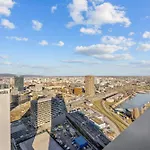 34th Floor - Touch The Clouds In The Tallest Building In Eurovea Apartman *
